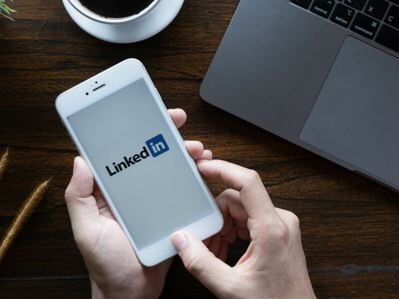 Smartphone mit Linkedin-Account